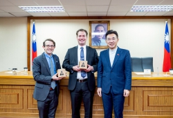 立法院江啟臣副院長接見「美國賓州大學研究中心師生團」