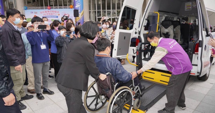 政大有愛、幸福無礙！政大EMBA 2026冬歡募集「復康巴士」 匯聚 600 萬愛心里程碑，助身障者跨出家門